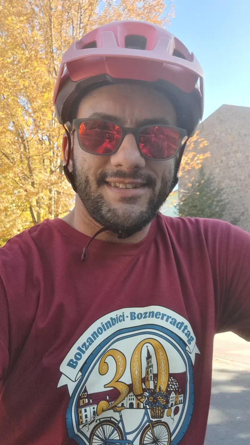Leandro Capasso in bicicletta con casco alla 30ª edizione di Bolzanoinbici